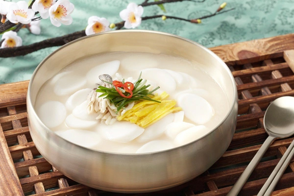 Canh bánh gạo Tteokguk  Canh bánh gạo Tteokguk