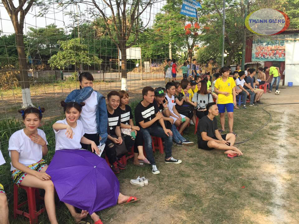 Cổ động viên hùng hậu