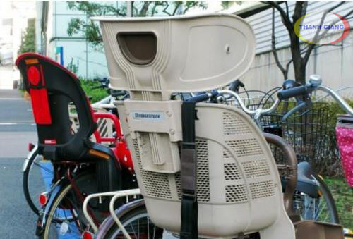 để đồ tr&ecirc;n xe tại nhật