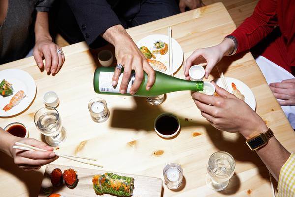 Những quy tắc khi uống trong văn hóa ăn uống của người nhật