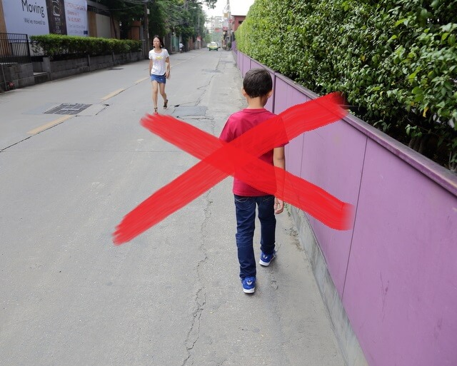 Du học Nhật Bản kh&ocirc;ng đi bộ b&ecirc;n phải đường