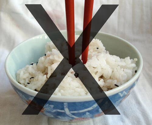 Kh&ocirc;ng cắm đũa l&ecirc;n b&aacute;t cơm khi du học NHật Bản