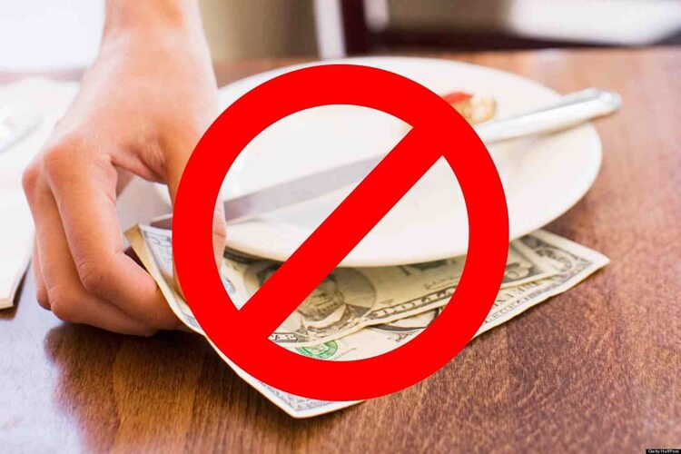 Khi đi l&agrave;m th&ecirc;m tại Nhật bạn kh&ocirc;ng n&ecirc;n nhận tiền boa