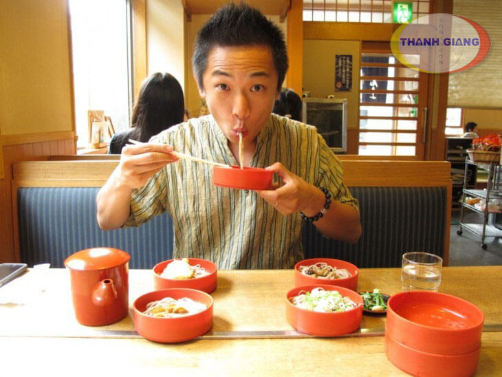 Ph&aacute;t ra tiếng khi ăn