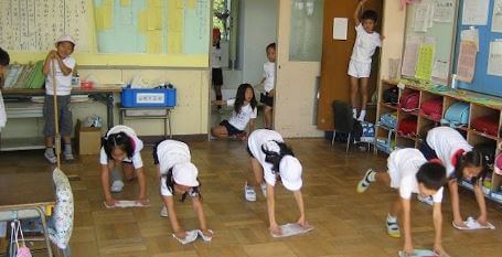 học sịnh tự gi&aacute;c dọn vệ sinh