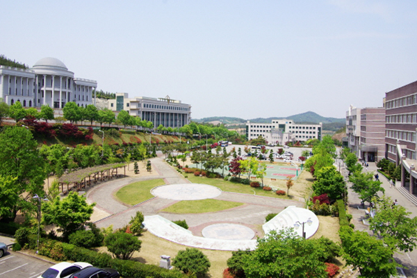 khuôn viên đại học chodang