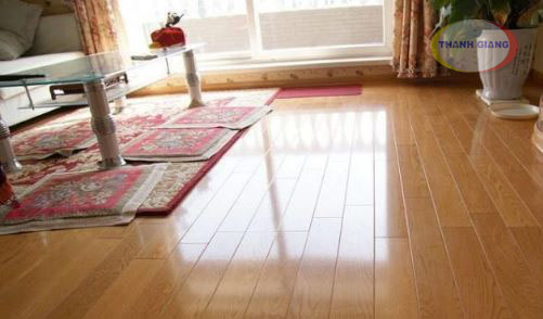 đi ch&acirc;n trần trong nh&agrave;