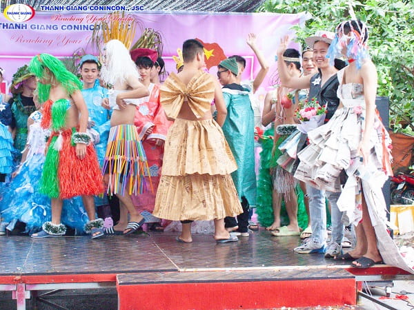 Tự tin, duyên dáng trên sân khấu trình diễn thời trang tái chế; say mê, lôi cuốn trong những tiết mục văn nghệ; khéo léo thuyết trình về những tác phẩm thời trang đầy tâm huyết…đó là những hình ảnh nổi bật của học sinh Thanh Giang tại buổi ngoại khóa tháng 10 chào mừng ngày Phụ Nữ Việt Nam 20/10 mới đây.