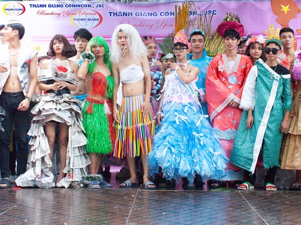 Tự tin, duyên dáng trên sân khấu trình diễn thời trang tái chế; say mê, lôi cuốn trong những tiết mục văn nghệ; khéo léo thuyết trình về những tác phẩm thời trang đầy tâm huyết…đó là những hình ảnh nổi bật của học sinh Thanh Giang tại buổi ngoại khóa tháng 10 chào mừng ngày Phụ Nữ Việt Nam 20/10 mới đây.