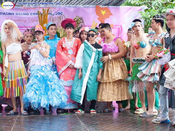 Tự tin, duyên dáng trên sân khấu trình diễn thời trang tái chế; say mê, lôi cuốn trong những tiết mục văn nghệ; khéo léo thuyết trình về những tác phẩm thời trang đầy tâm huyết…đó là những hình ảnh nổi bật của học sinh Thanh Giang tại buổi ngoại khóa tháng 10 chào mừng ngày Phụ Nữ Việt Nam 20/10 mới đây.