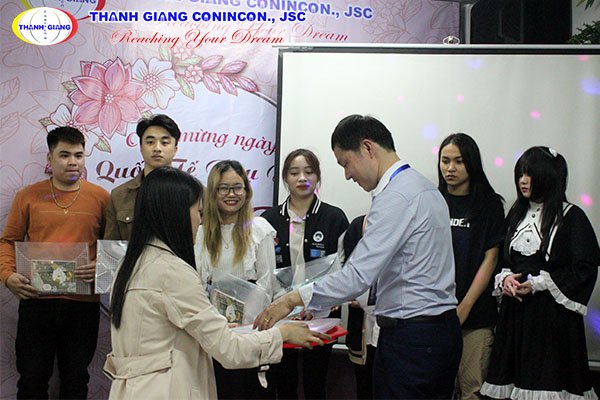 Quốc tế Phụ nữ - ngày vinh danh những bông hoa yêu kiều của thế giới