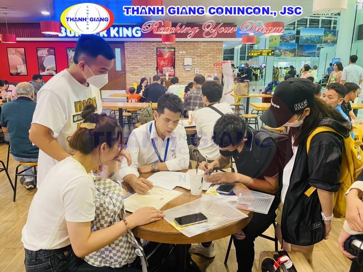Hạnh phúc tiễn chân học sinh Thanh Giang tiếp tục bay tới Nhật Bản