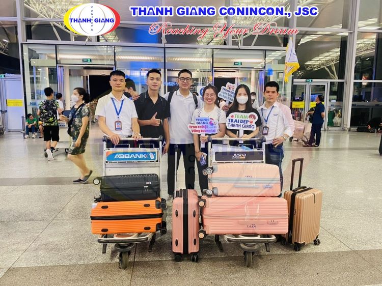 Hạnh phúc tiễn chân học sinh Thanh Giang tiếp tục bay tới Nhật Bản