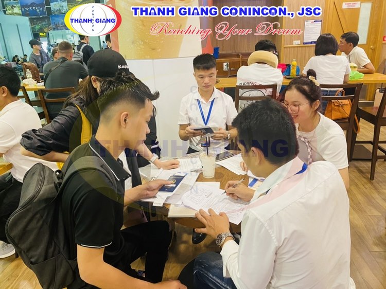 Hạnh phúc tiễn chân học sinh Thanh Giang tiếp tục bay tới Nhật Bản