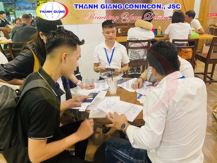 Hạnh phúc tiễn chân học sinh Thanh Giang tiếp tục bay tới Nhật Bản