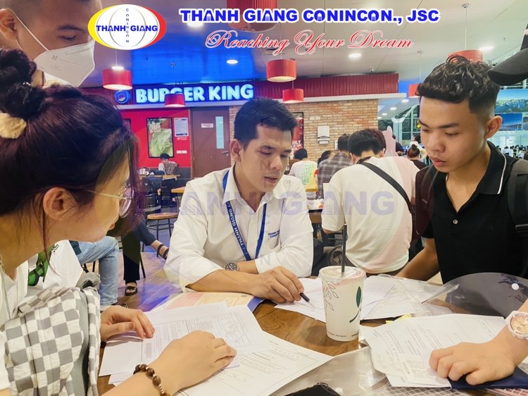 Hạnh phúc tiễn chân học sinh Thanh Giang tiếp tục bay tới Nhật Bản