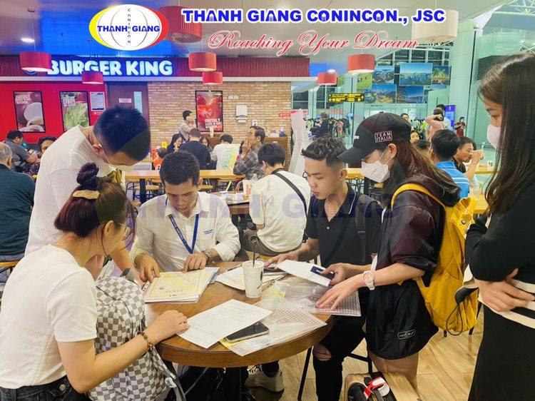 Hạnh phúc tiễn chân học sinh Thanh Giang tiếp tục bay tới Nhật Bản