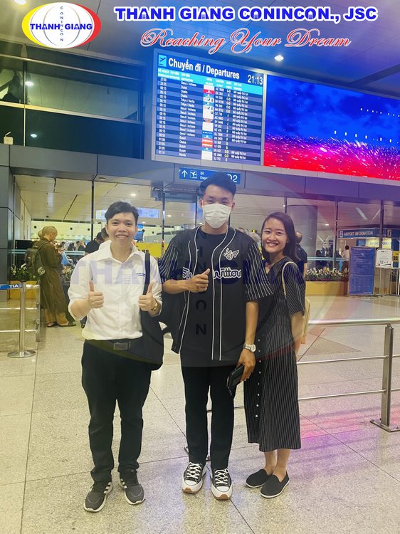 Hạnh phúc tiễn chân học sinh Thanh Giang tiếp tục bay tới Nhật Bản