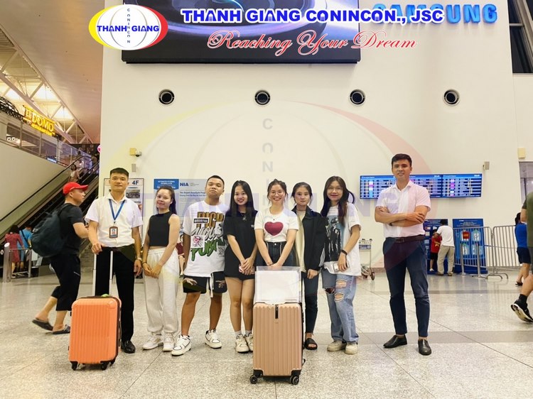 Hạnh phúc tiễn chân học sinh Thanh Giang tiếp tục bay tới Nhật Bản