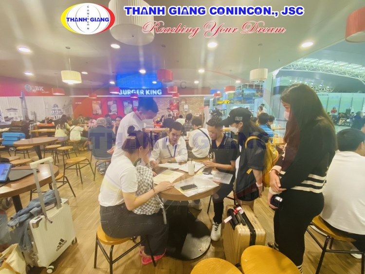 Hạnh phúc tiễn chân học sinh Thanh Giang tiếp tục bay tới Nhật Bản