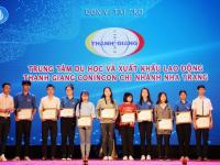 Thanh Giang tặng học bổng tại Lễ kỷ niệm 70 năm ngày truyền thống HS, SV và HSVVN tại Đắc Lắc