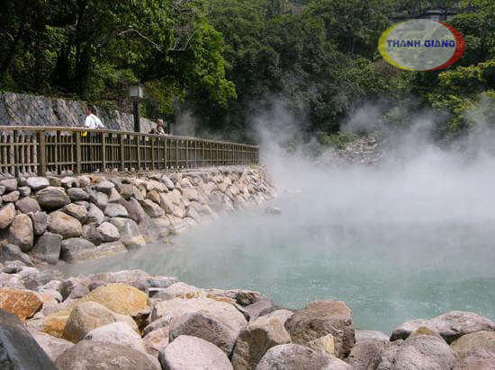 suối nước n&oacute;ng