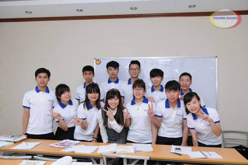 Tặng vé máy bay cho những học sinh xuất sắc lớp cô Linh