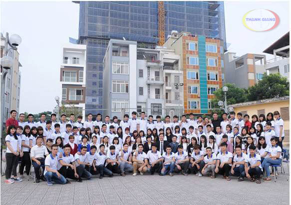 Tặng vé máy bay cho những học sinh xuất sắc Trung tâm Thanh Giang