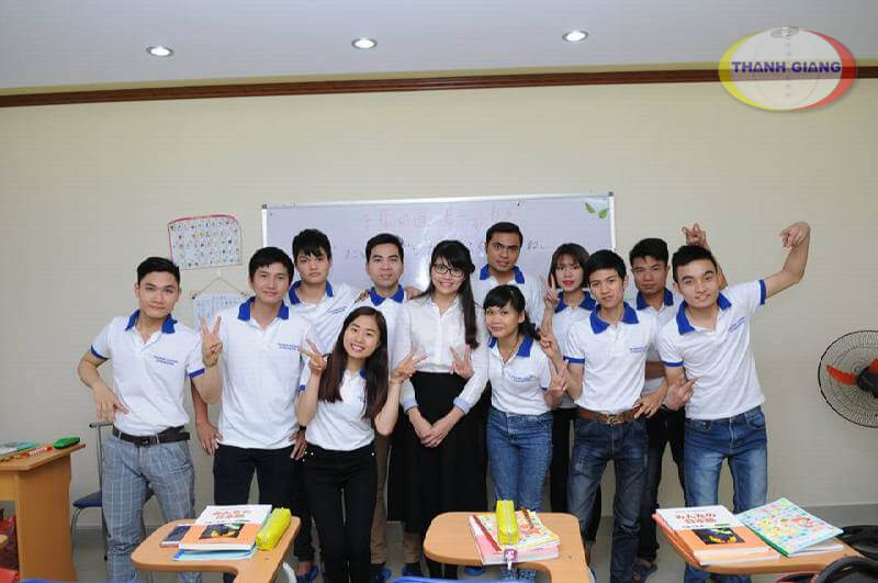 Tặng vé máy bay cho những học sinh xuất sắc lớp cô Uyên