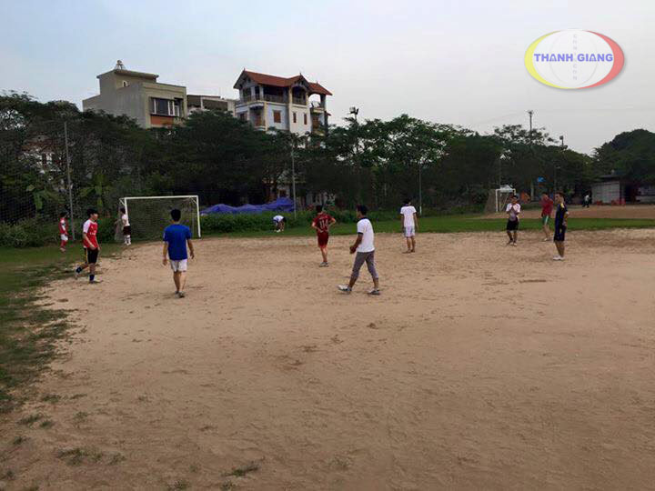 Rèn luyện sức khỏe tại công ty du học uy tín Thanh Giang bóng đá