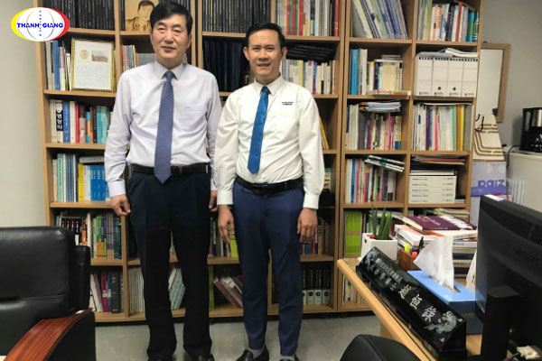 Thanh Giang chụp ảnh kỷ niệm ở trường đại học Sangmyung