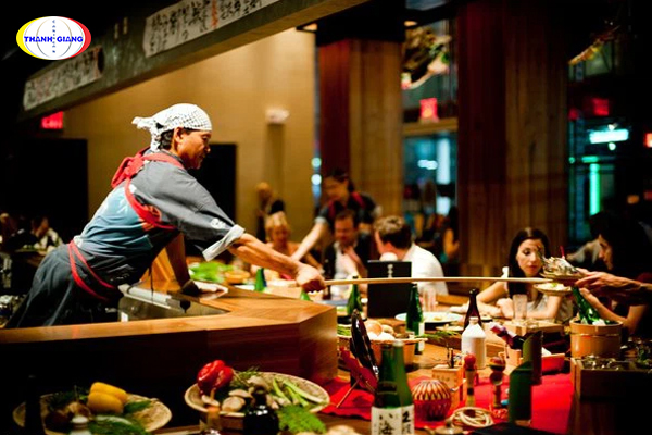 Tiếng Nhật giao tiếp khi mang đồ ăn ra cho khách