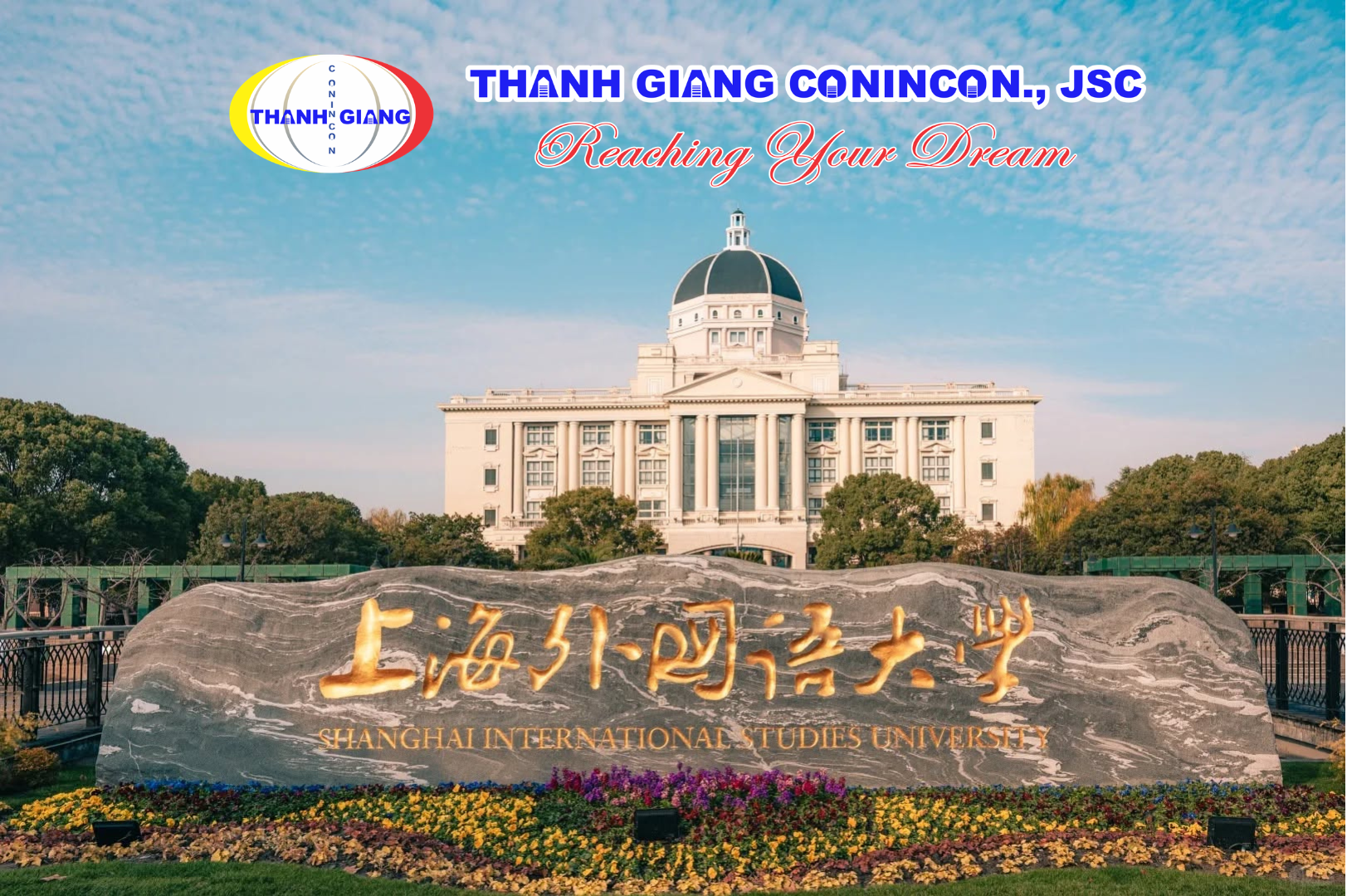 Bảng tên trường bằng đá trước kiến trúc nổi bật của Đại học Ngoại ngữ Thượng Hải