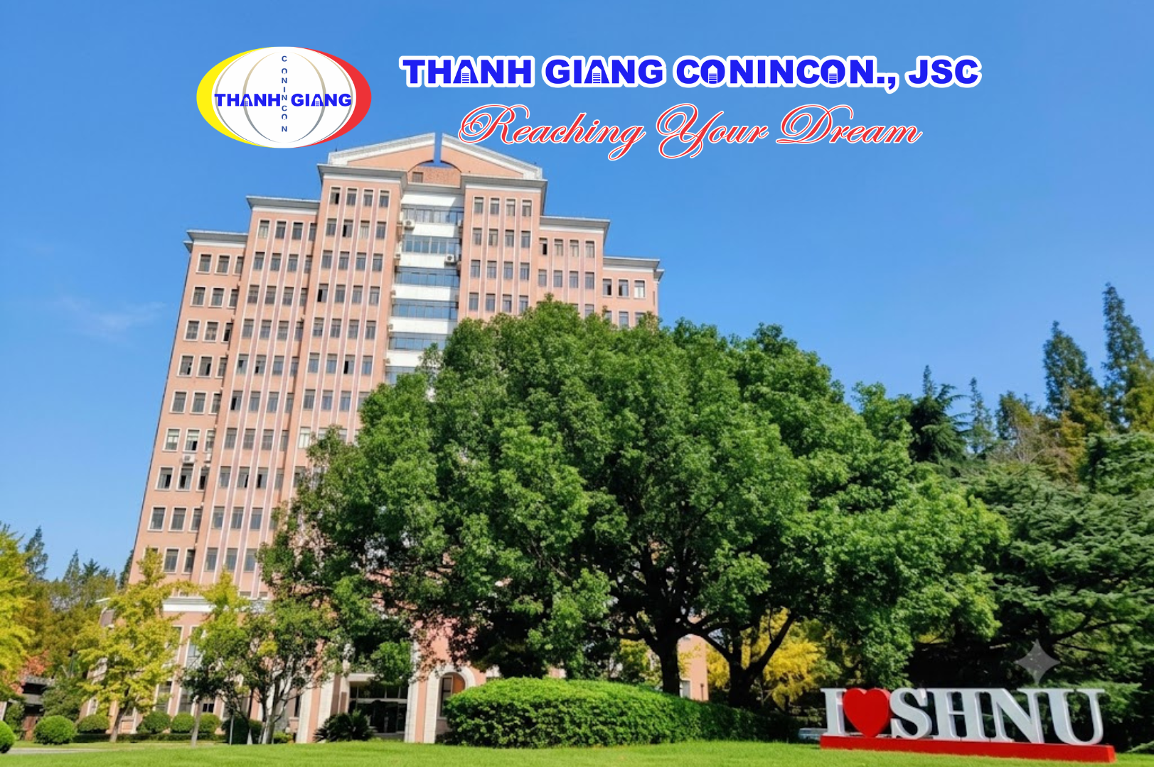 Biểu tượng "I LOVE SHNU" trước tòa nhà chính Đại học Sư phạm Thượng Hải