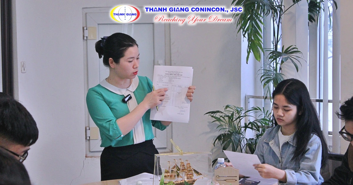 Cán bộ Thanh Giang cầm mẫu giấy tờ hướng dẫn học viên