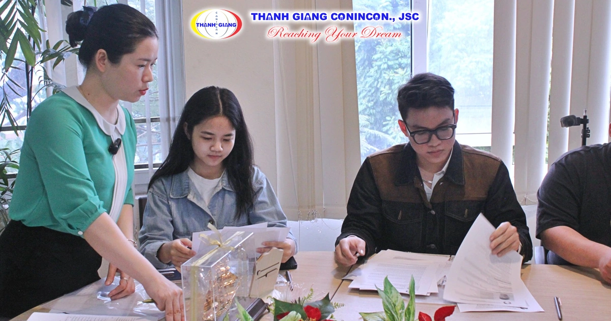 Cán bộ Thanh Giang cùng học viên rà soát giấy tờ trong hồ sơ