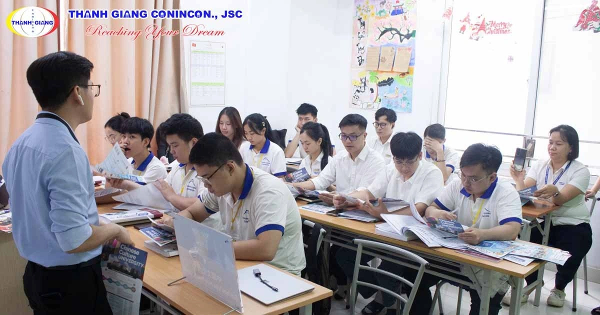 Cán bộ tư vấn du học Đài Loan cho học viên Thanh Giang