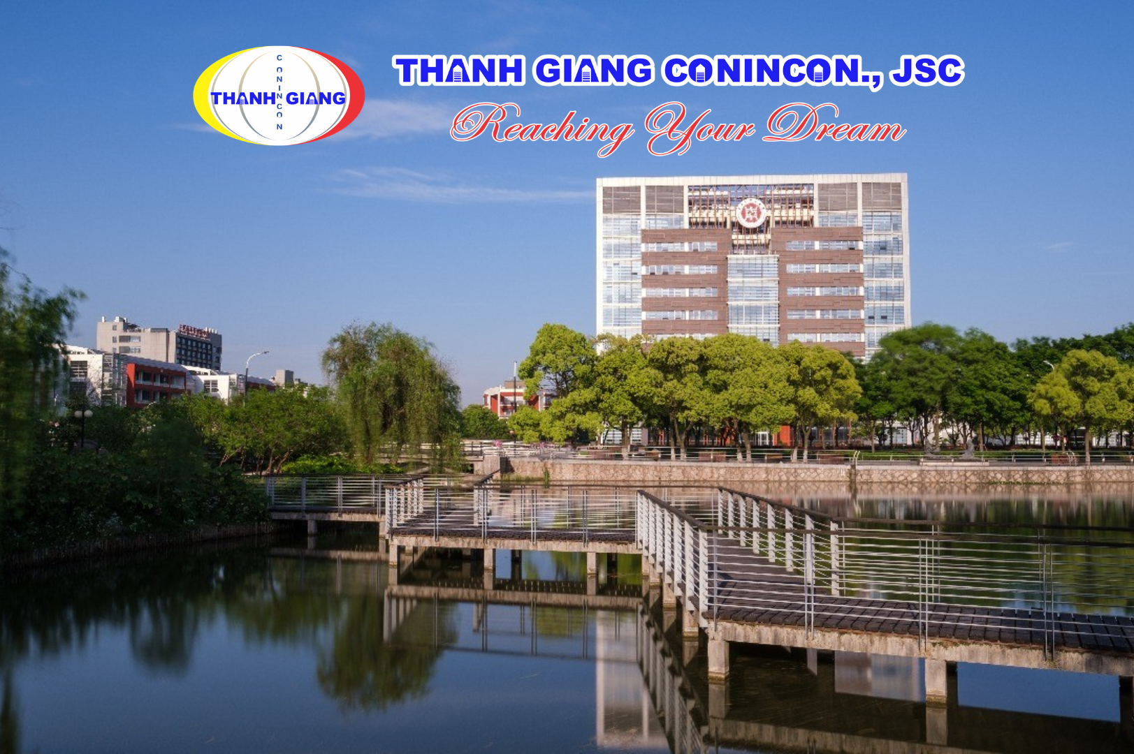 Cảnh quan hồ nước tươi mát trước tòa nhà chính tại Đại học Trung y Dược Thượng Hải