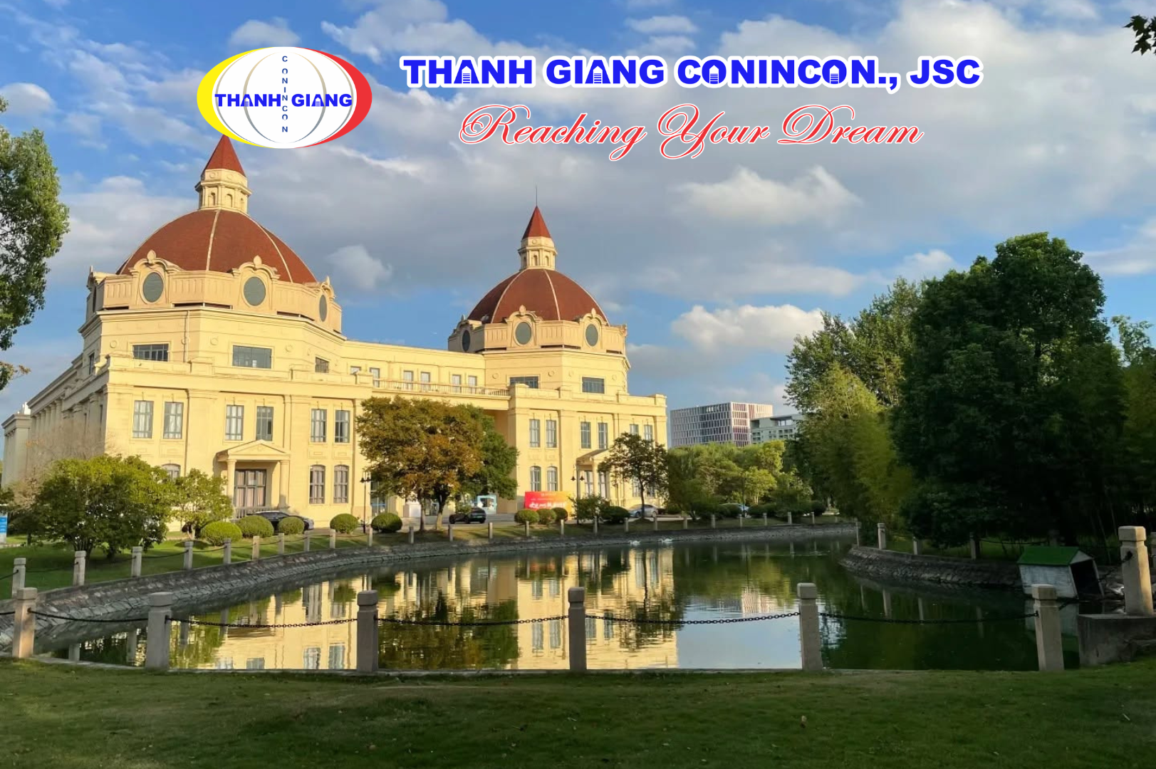 Cảnh quan hồ nước và tòa nhà học thuật trong khuôn viên Đại học Ngoại ngữ Thượng Hải