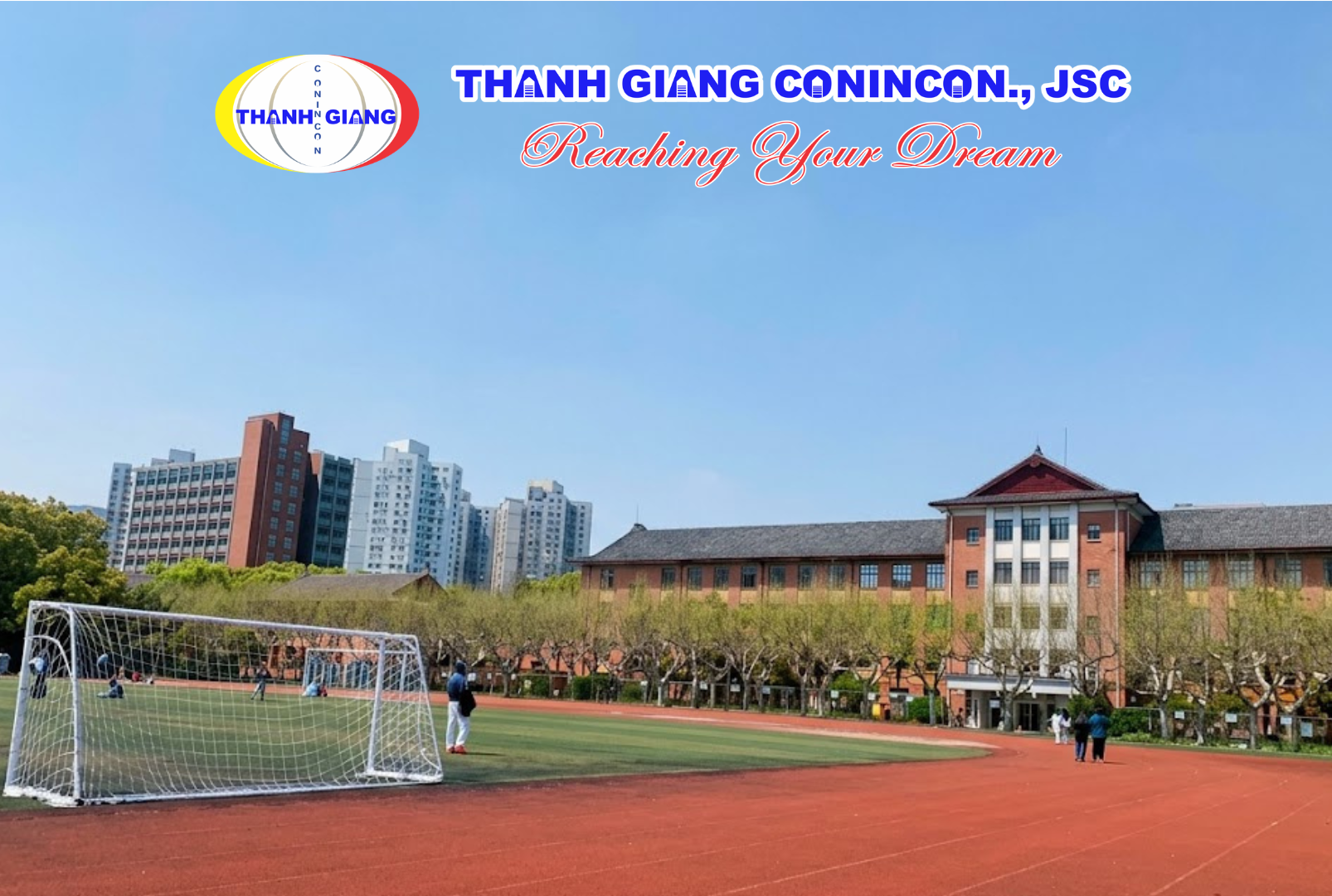 Cảnh quan sân điền kinh ngoài trời trong khuôn viên Đại học Sư phạm Thượng Hải