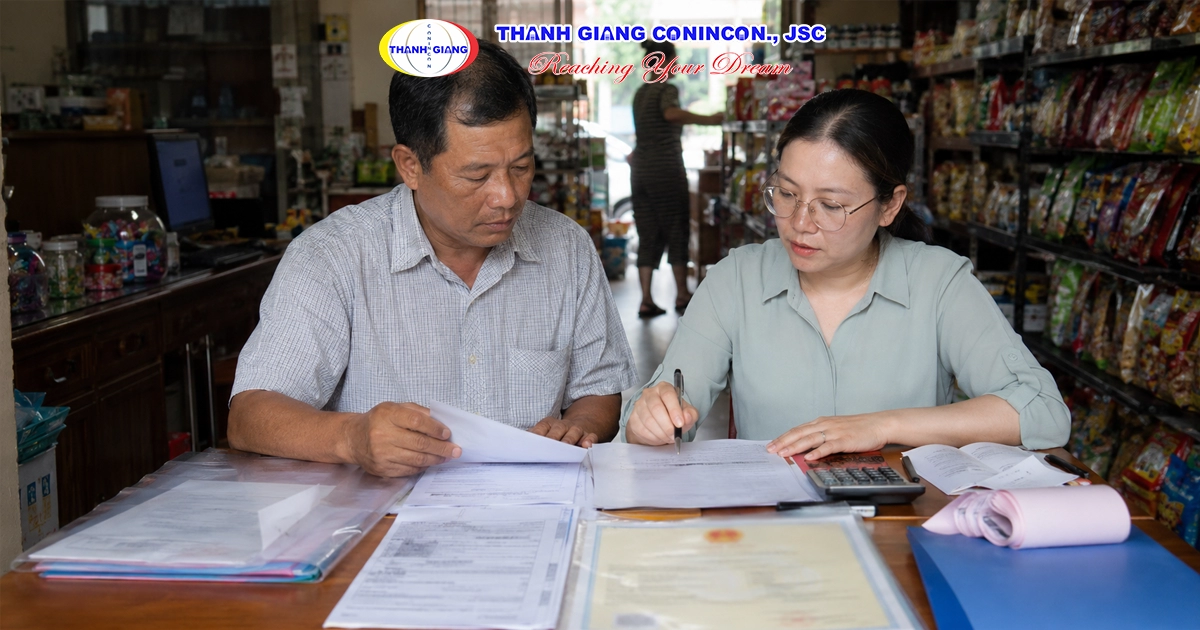 Gia đình chuẩn bị giấy tờ chứng minh nguồn thu nhập hợp pháp khi xin visa du học Đài Loan.