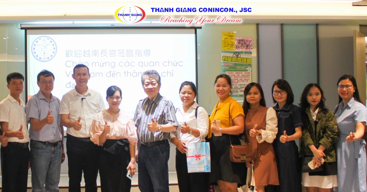 Đoàn công tác Việt Nam chụp ảnh lưu niệm tại một trường đại học Đài Loan