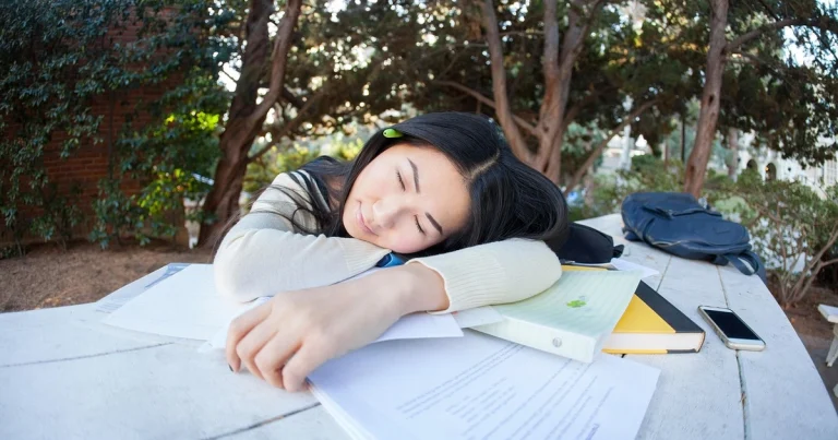 Du học sinh mệt mỏi bên chồng sách khi chưa bắt kịp tốc độ học trên lớp