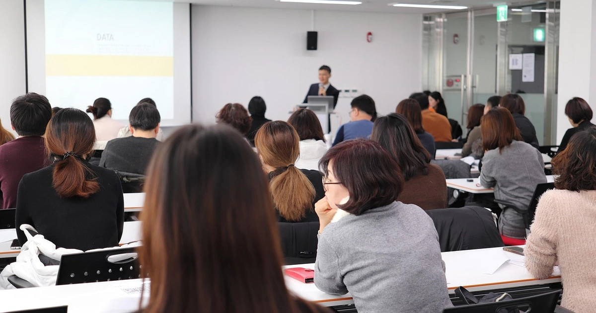 Du học sinh nghe giảng trong lớp, kết quả học tập quyết định khả năng chuyển trường