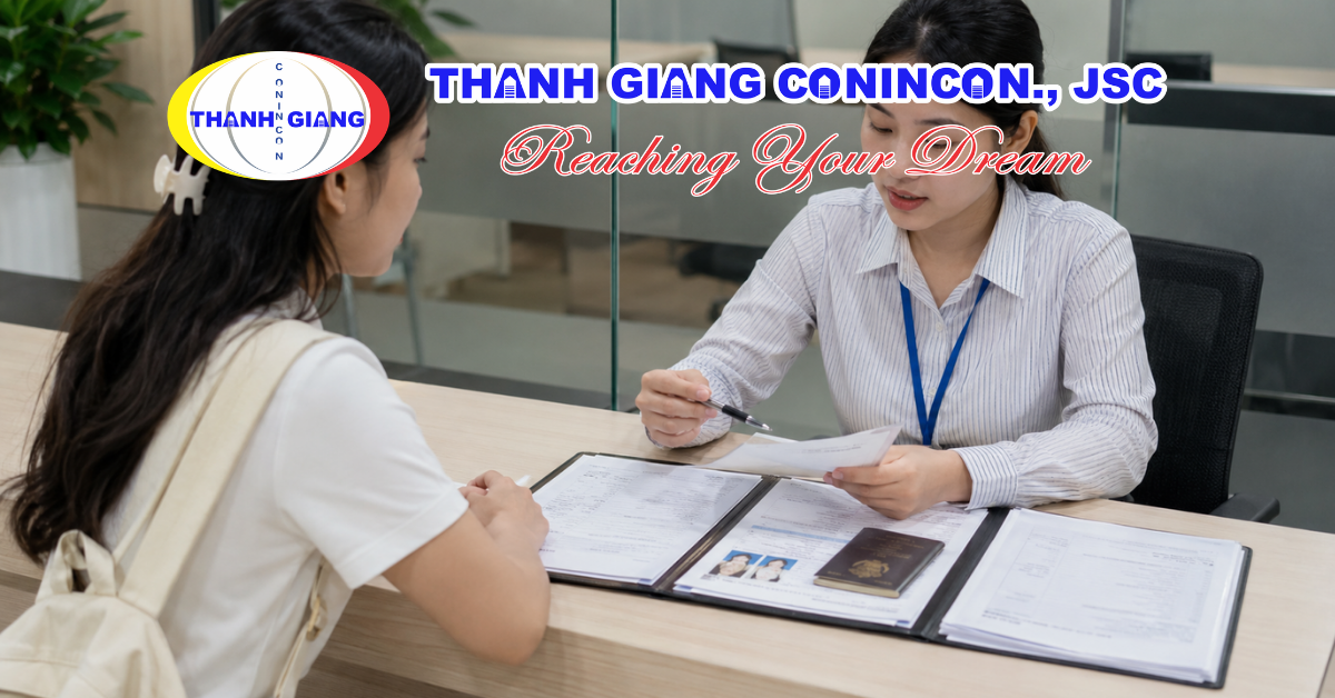 Du học sinh nộp hồ sơ xin visa du học Trung Quốc tại trung tâm tiếp nhận hồ sơ