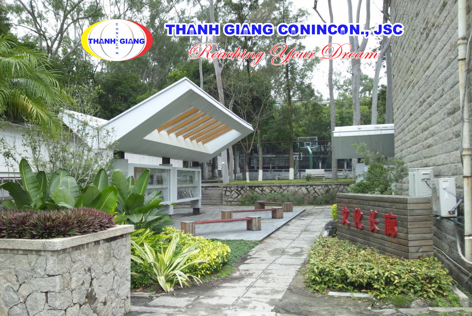 Góc đọc sách ngoài trời trong khuôn viên Đại học Hoa Kiều