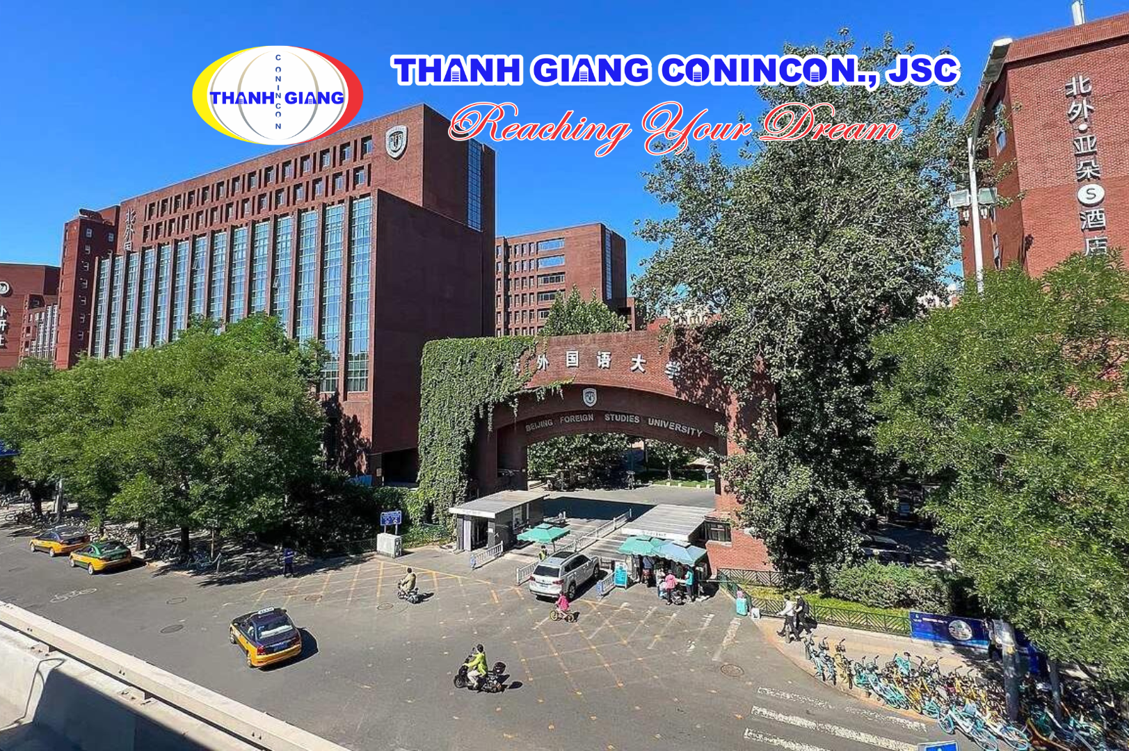 Góc nhìn từ trên cao hướng về cổng trường Đại học Ngoại ngữ Bắc Kinh
