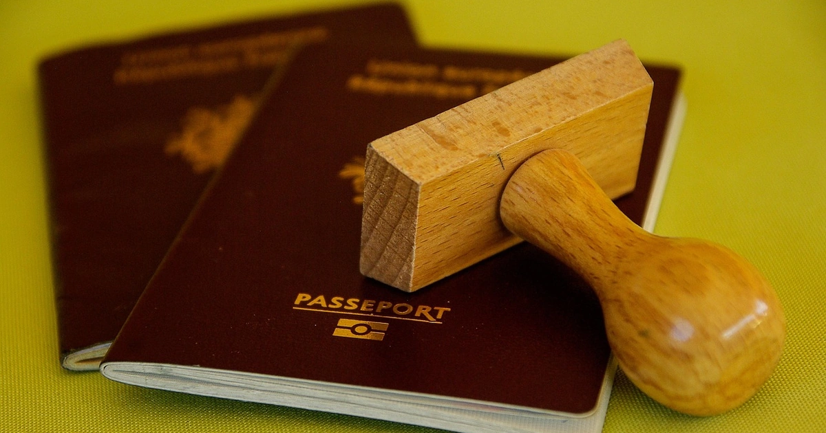 Hộ chiếu và con dấu visa, minh họa việc xét duyệt visa du học Đài Loan