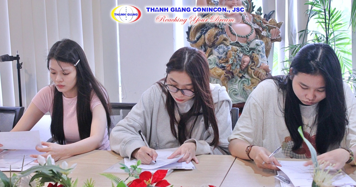 Ba học viên nữ điền thông tin vào biểu mẫu hồ sơ tại Thanh Giang