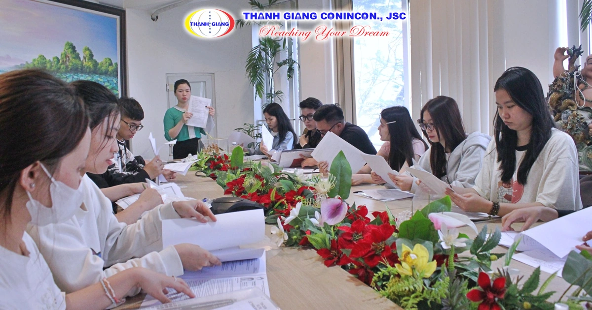 Học viên Thanh Giang chăm chú đọc từng trang giấy tờ